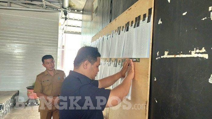 Sejumlah anggota PPK Toboali didampingi pihak kelurahan saat melakukan pengecekan data DPS pilkada 2024 di Kelurahan Teladan, Rabu (21/8/2024). Saat ini pengumuman TPS telah dipasang di tiga kelurahan dan delapan desa yang ada di Kecamatan Toboali.