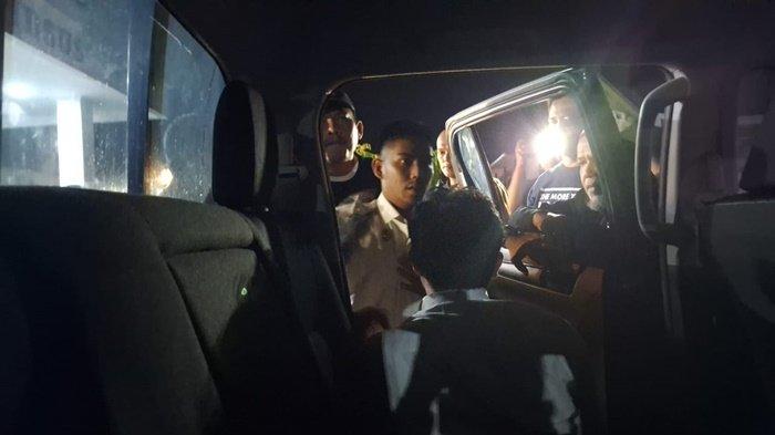 Tersangka Marwan (duduk baju putih) didampingi sang putranya, saat berada dalam mobil tahanan Kejati Babel ketika hendak dibawa ke Lapas Kelas IIA Pangkalpinang, Senin (26/08/2024).