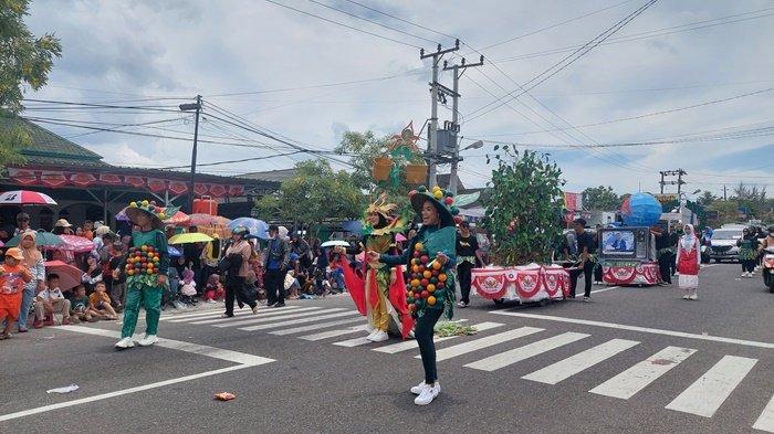 SMA N 1 Simpang Rimba, Basel membawakan sebuah Burung Garuda besar dan tanaman lada seakan menonjolkan kreativitas dan kearifan lokal pada pawai karnaval HUT RI ke-79 di Pangkalpinang Selasa, (27/8/2024).