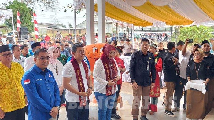 Pasangan bakal calon bupati dan wakil bupati Kabupaten Bangka Selatan, Riza Herdavid dan Debby Vita Dewi saat tiba di Kantor KPU setempat, Rabu (28/8/2024). Kedatangan Keduanya dan rombongan ke KPU guna melakukan pendaftaran calon kepala daerah turut dikawal oleh aparat kepolisian.
