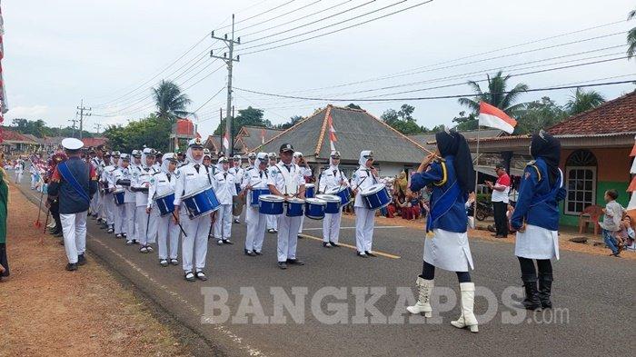 Iring-iringan drum band dari SMK N 1 Tukak Sadai saat menjadi pembuka kegiatan pawai dan karnaval tingkat Kecamatan Tukak Sadai, Kamis (29/8/2024). Dalam kegiatan tersebut 27 peserta ikut berpartisipasi meramaikan peringatan HUT ke-79 Republik Indonesia.