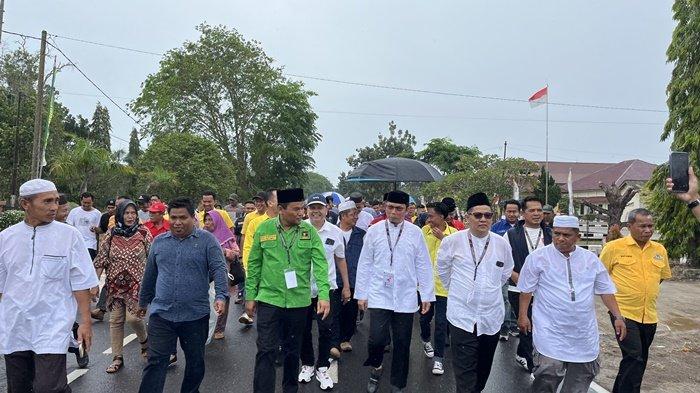 Para pendukung dan simpatisan antar Algafry-Efrianda datang ke KPU Bangka Tengah, Kamis (29/8/2024)