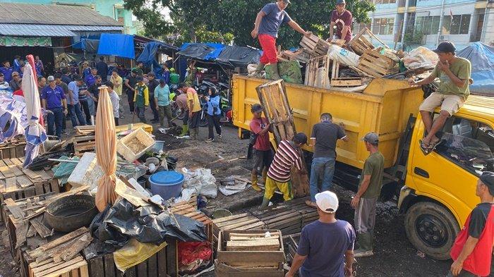 Pj Wali Kota Pangkalpinang, Budi Utama, memimpin aksi bersih-bersih di Pasar Pagi Kota Pangkalpinang, Jumat (30/8/2024).