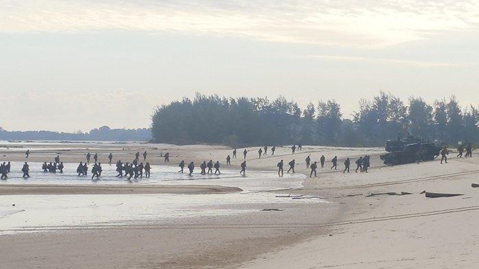 Pasukan Korps Marinir TNI AL melaksanakan latihan Satuan Lanjutan di Pantai Sengkelik, Desa Sijuk, Kabupaten Belitung pada Sabtu (31/8/2024).