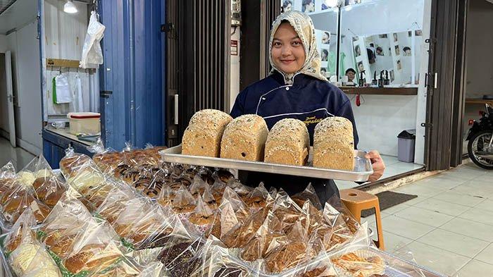 Owner Donat Mamadam, Karina saat menunjukkan varian roti gandum yang disajikan, Jumat (30/8/2024).