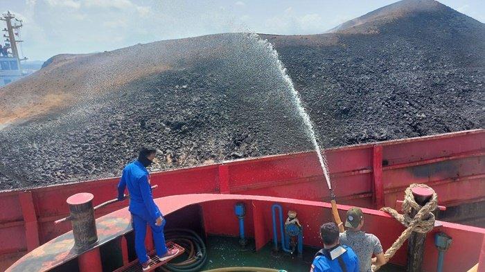 Kebakaran muatan cargo batu bara di Tugboat TB Marine Perkasa 8 yang menarik tongkang BG Ocean Perkasa 8 dipadamkan tim gabungan dari Polairud dan TNI AL di perairan Tanjung Kalian Mentok, Bangka Barat, pada Selasa (3/9/2024).