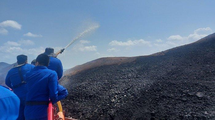 Kebakaran muatan cargo batu bara di Tugboat TB Marine Perkasa 8 yang menarik tongkang BG Ocean Perkasa 8 dipadamkan tim gabungan dari Polairud dan TNI AL di perairan Tanjung Kalian Mentok, Bangka Barat, pada Selasa (3/9/2024).