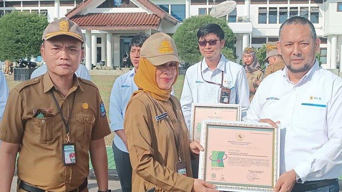 Manager PLN UP3 Bangka, Muhammad Isra (paling kanan) menerima penghargaan sebagai salah satu unit dengan zero accident selama 3 tahun.