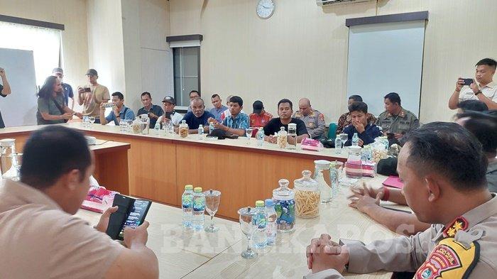 Sejumlah masyarakat dari Desa Bedengung saat diajak melakukan audiensi dengan Pj Sekretaris Daerah Kabupaten Bangka Selatan, Haris Setiawan bersama aparat kepolisian di ruang kerjanya, Kamis (6/9/2024). Usai pertemuan tersebut dijadwalkan masyarakat Desa Bedengung bakal bertemu dengan Bupati pada Senin, (9/9/2024) pekan depan.