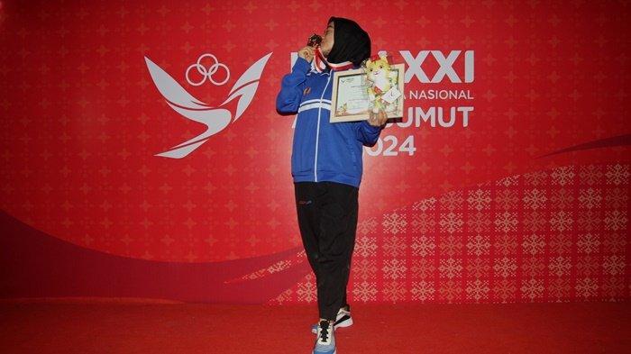 Atlet pencak silat Provinsi Bangka Belitung, Indah Apriliyani sukses meraih medali perunggu.
