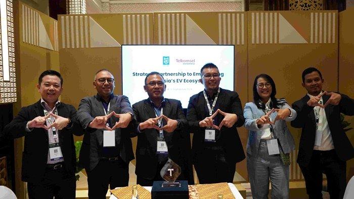 Penandatanganan MoU Telkomsel dan PT Mobil Anak Bangsa Indonesia (MAB) di Bali, 12 September 2024.