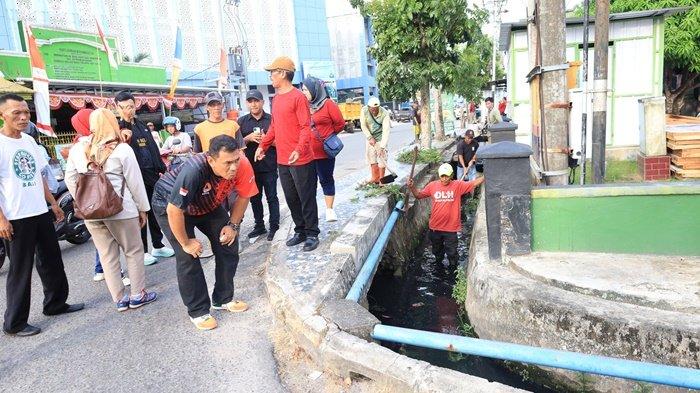 Penjabat (Pj) Wali Kota Pangkalpinang, Budi Utama, saat melakukan kegiatan gotong royong di Jalan Balai Kota Pangkalpinang pada Selasa (17/9/2024).