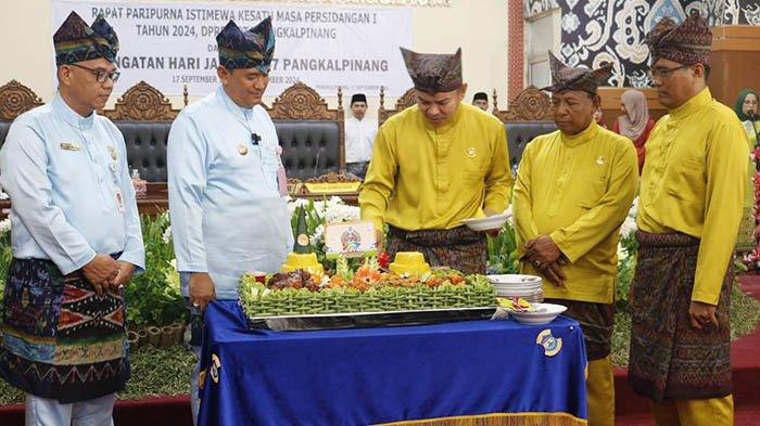 Pemotongan tumpeng bersama oleh Pj Wali Kota Budi Utama dan Ketua DPRD Abang Hertza, usai rapat Paripurna berlangsung, Selasa (17/9/2024).