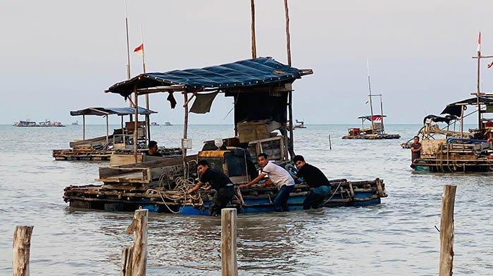 Anggota Polresta Pangkalpinang saat melakukan penertiban aktivitas tambang timah, di wilayah laut Sampur, Rabu (18/9/2024).