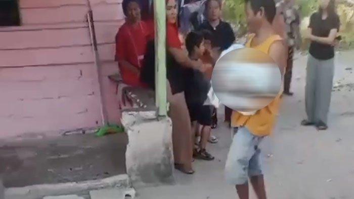 korban Samli bocah yang tewas di Kolong Kampung Baru Lingkungan Parit Pekir Kecamatan Sungailiat Kabupaten Bangka saat dibawa orangtuanya kekediaman mereka Sabtu (20/9/2024).