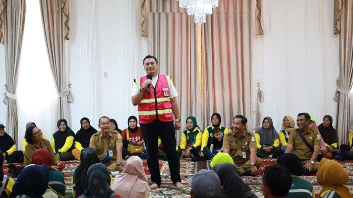 Diskusi bersama Penjabat (Pj) Wali Kota Pangkalpinang, Budi Utama, dan petugas kebersihan di rumah dinas Wali Kota Pangkalpinang, Jalan Merdeka, Selasa (24/9/2024). 