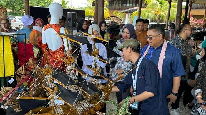Deputi Bidang Pengembangan Destinasi dan infrastruktur Kemenparekraf/Kabaparekraf, Hariyanto, S.Sos.MM saat berbincang dengan Sukri pemilik Pondok Kerajinan Aka yang mengolah limbah kayu, bambu, sabut dan lainnya menjadi kerajinan bernilai ekonomis Rabu (25/9/2024) saat kegiatan Workshop Kata Kreatif di Pantai Indah Batu Bedaun Resort Sungailiat Kabupaten Bangka.