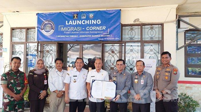 Kepala Kantor Wilayah Kemenkumham Provinsi Kepulauan Bangka Belitung, Harun Sulianto didampingi Pjs Bupati Bangka Selatan, Elfin Elyas saat berfoto bersama usai peluncuran layanan Imigrasi Corner di Kantor Camat Toboali, Rabu (25/9/2024). Lewat Imigrasi Corner Kemenkumham Bangka Belitung berupaya mempermudah dan mempermurah masyarakat dalam membuat produk keimigrasian.