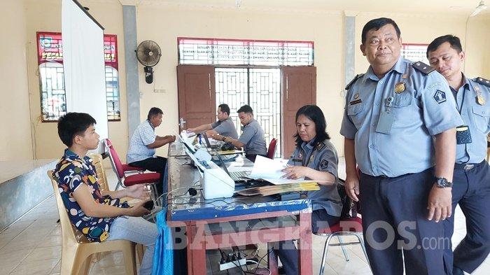 Kepala Kantor Wilayah Kemenkumham Provinsi Kepulauan Bangka Belitung, Harun Sulianto didampingi Pjs Bupati Bangka Selatan, Elfin Elyas saat berfoto bersama usai peluncuran layanan Imigrasi Corner di Kantor Camat Toboali, Rabu (25/9/2024). Lewat Imigrasi Corner Kemenkumham Bangka Belitung berupaya mempermudah dan mempermurah masyarakat dalam membuat produk keimigrasian.