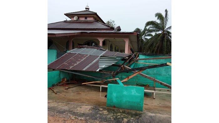 Rumah dan Masjid di RT 11/06 Dusun Kampung Baru, Desa Tanjung Rusa, Kecamatan Membalong, Kabupaten Belitung, Minggu (29/9/2024) disapu puting beliung.