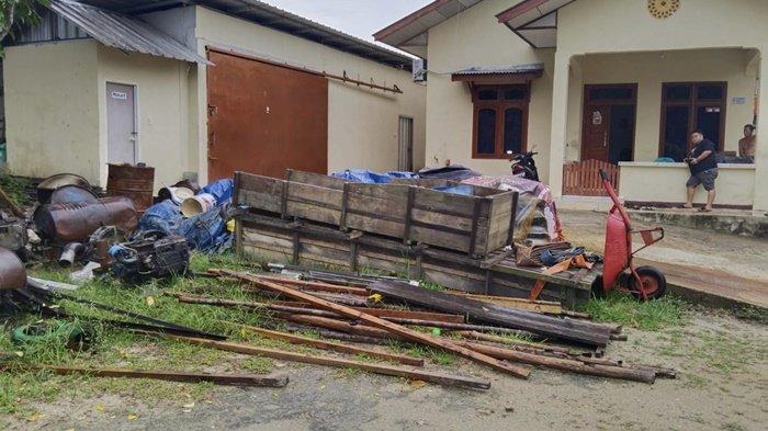 Suasana rumah orang tua Asing yang dijemput oleh personel Mabes Polri pada Minggu (29/9/2024).