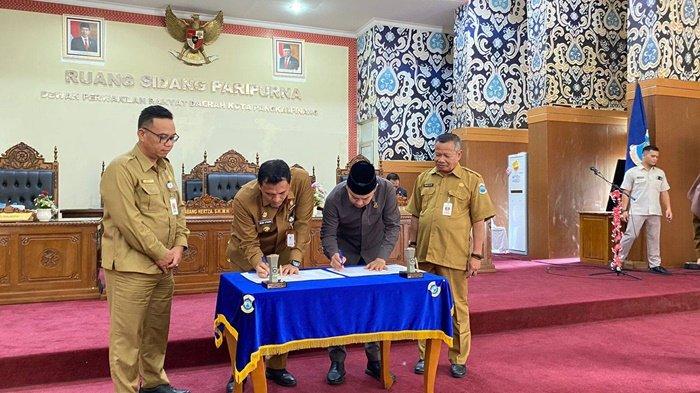 Penandatangan persetujuan Nota Keuangan dan Rancangan Peraturan Daerah (Raperda) terkait Perubahan Anggaran Pendapatan dan Belanja Daerah (APBD) Kota Pangkalpinang Tahun Anggaran 2024 oleh Pj Wali Kota Pangkalpinang Budi Utama (kiri), dan Ketua Sementara DPRD Kota Pangkalpinang Abang Hertza (kanan), Senin (30/9/2024) di ruang rapat Paripurna Kantor DPRD Kota Pangkalpinang.