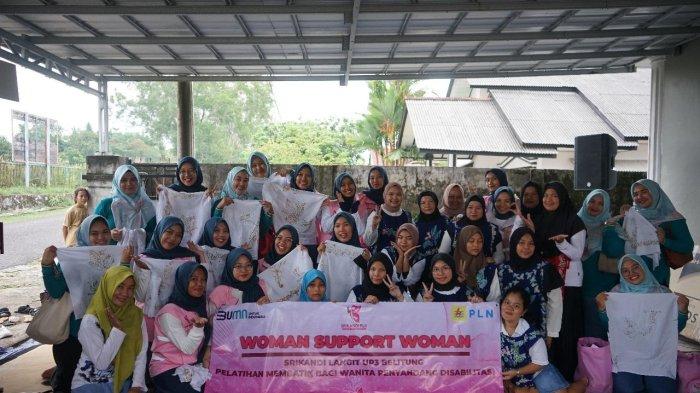 Peserta pelatihan membatik pada program TJSL Srikandi Movement, dengan tema women support women yang dilaksanakan di rumah batik kelekak Belitung