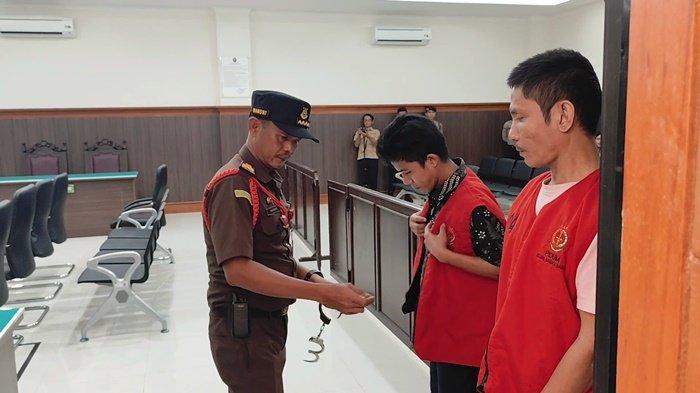 Jaksa Penuntut Umum (JPU) Kejaksaan Negeri Bangka Barat, Provinsi Bangka Belitung, menuntut dua terdakwa penyelundupan narkoba jenis sabu-sabu seberat 35 kilogram (Kg), dengan hukuman mati. Persidangan pembacaan tuntutan itu dilakukan pada Selasa (8/10/2024) di ruang sidang Garuda Pengadilan Negeri Mentok, dengan Hakim Ketua Iwan Gunawan, Hakim Anggota Budi Chandra Permana, Hakim Anggota Arindo, dan Panitera Pengganti Yodi. 