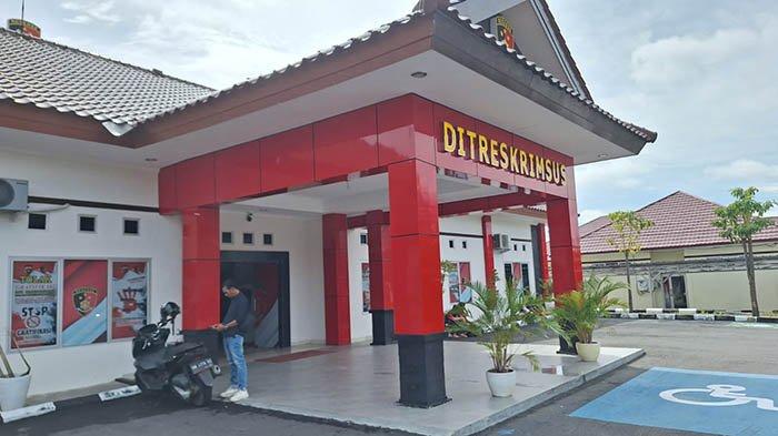 Awak media saat menunggu Hidayat Arsani keluar dari Gedung Ditreskrimsus Polda Babel, Sabtu (12/10/2024).