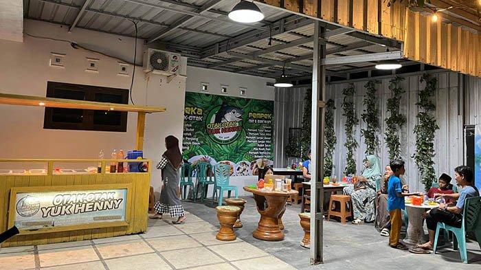 Outlet Otak-Otak Yuk Heny di Kampak, Pangkalpinang, Bangka, yang selalu ramai dikunjungi pelanggan setia maupun wisatawan. Dengan cita rasa khas, otak-otak ini menjadi favorit kuliner lokal.