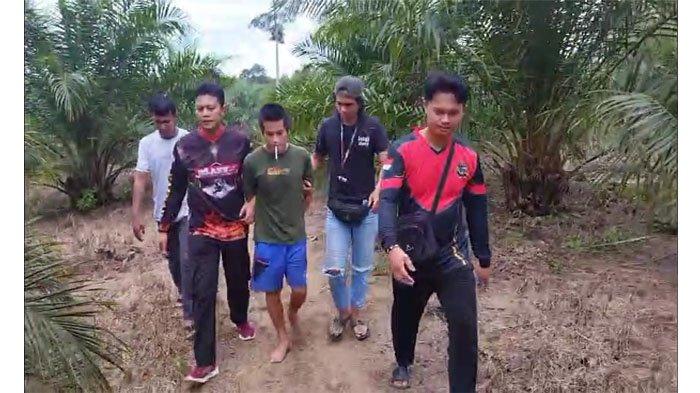 Riki Arianto alias Asin (26) pelaku pembunuhan Lenny (21) istrinya warga Kampung Cina, Dusun Penganak, Desa Air Gantang, Kecamatan Parittiga, akhirnya ditemukan Polisi, Senin (14/10/2024) siang pukul 12.30 WIB.