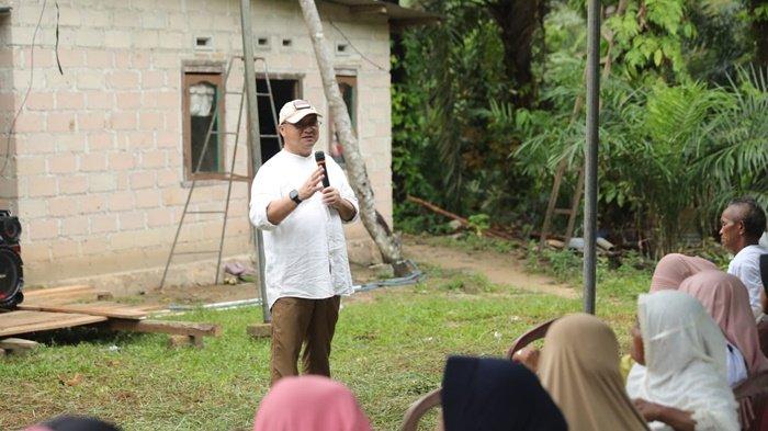 Kandidat calon Gubernur Kepulauan Bangka Belitung dengan nomor urut 1 Erzaldi Rosman Djohan, menampung aspirasi dan keluhan warga Desa Rias, Kabupaten Bangka Selatan pada Minggu (13/10/2024) kemarin.