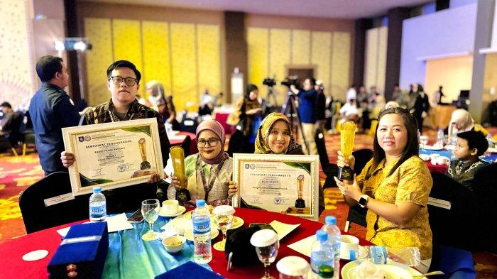 Alm Agus Syarif Sonora dan Radio Prima menerima Penghargaan KPID Babel Award 2024