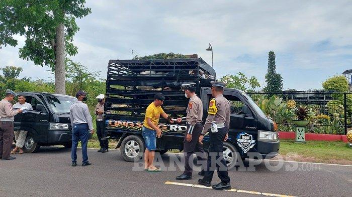 Sejumlah anggota kepolisian dari Polres Bangka Selatan saat melakukan razia gabungan di Jalan Raya Toboali, Senin (21/10/2024). Dalam razia itu sejumlah pengendara turut ditilang lantaran tidak mematuhi aturan lalu lintas.