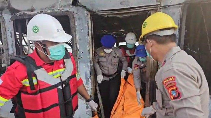 Tim SAR gabungan melakukan evakuasi ABK KIP 17 PT Timah Tbk yang meninggal dunia saat kejadian. KIP 17 terbakar diperairan Cupat, Kabupaten Bangka Barat, Rabu (23/10/2024).