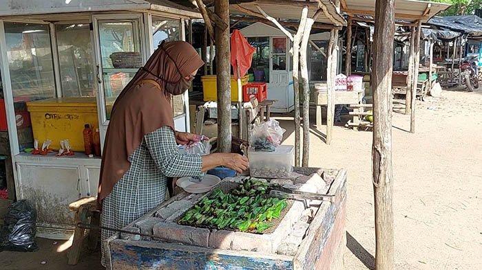 Sri Sukarni (52), pedagang otak-otak di Pantai Tanjungkalian, Mentok, Kabupaten Bangka Barat, Provinsi Kepulauan Bangka Belitung, Jumat (25/10/2024). 