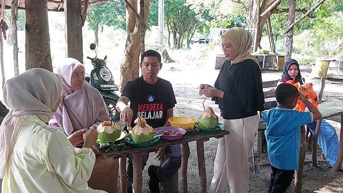 Pengunjung menikmati santapan di warung yang ada di Pantai Tanjungkalian, Mentok, Kabupaten Bangka Barat, Provinsi Kepulauan Bangka Belitung, Jumat (25/10/2024). 