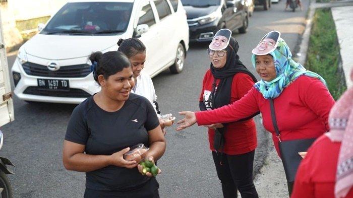 Dalam rangka memperingati Hari Sumpah Pemuda yang jatuh pada 28 Oktober, Dewan Pimpinan Cabang (DPC) Partai Demokrasi Indonesia Perjuangan (PDIP) Kota Pangkalpinang melaksanakan bakti sosial dengan membagikan 15.000 butir telur kepada masyarakat, Sabtu sore (26/10/2024).