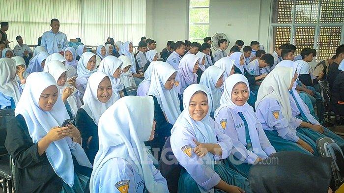 Ratusan anak usia remaja di Kabupaten Bangka Selatan yang menjadi duta Generasi Anti Nikah Muda atau Gen-Anda saat mengikuti pembinaan di Kantor Kementerian Agama setempat, Senin (28/10/2024). Ditargetkan sebanyak 800 orang anak usia remaja akan digandeng di delapan kecamatan untuk menjadi duta Generasi Anti Nikah Muda atau Gen-Anda.