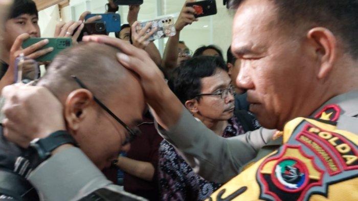 Kapolda Nusa Tenggara Timur (NTT) Irjen Daniel Tahi Monang Silitonga mengusap kepala sambil memberikan nasihat kepada Ipda Rudy Soik seusai rapat dengar pendapat Komisi III DPR RI di Gedung Parlemen, Senayan, Jakarta, Senin (28/10/2024).