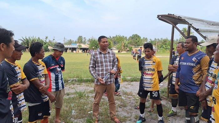 Adet ketika Blusukan ke Tim Veteran Sepakbola di desa.
