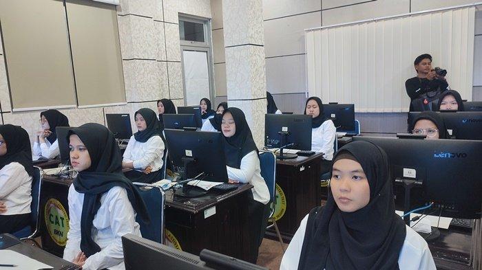 Para peserta saat memasuki ruang CAT saat SKD CPNS 2024 di Kantor BKPSDM Kabupaten Belitung, Jumat (1/11/2024).