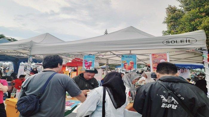 Para pelaku UMKM yang turut meramaikan acara Gebyar Demokrasi 2024 di Alun-Alun Kota Koba, Bangka Tengah, Sabtu (2/11/2024).