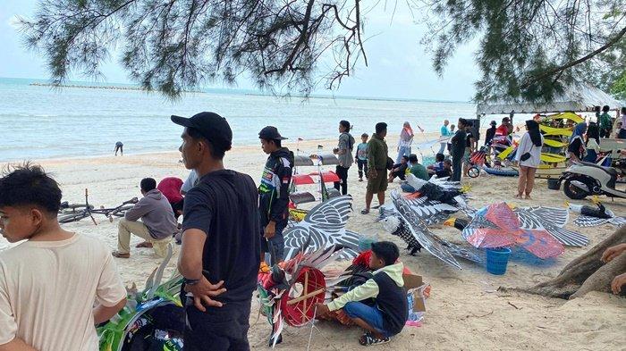 Persiapan peserta Festival Layang-layang di Pantai Pasir Padi Kota Pangkalpinang, Sabtu (2/11/2024).