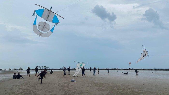 Peserta Festival Layang-Layang Pantai Pasir Padi dari berbagai daerah di Provinsi Kepulauan Bangka Belitung antusias menerbangkan layangan Sawangan, Sabtu (2/11/2024) di Pantai Pasir Padi Kota Pangkalpinang.
