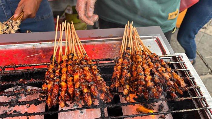 
Para pegawai Sate Gondang Nita saat menyiapkan sajian sate keong di lapak Alun-Alun Taman Merdeka Pangkalpinang, Jumat  (1/11/2024) sore.