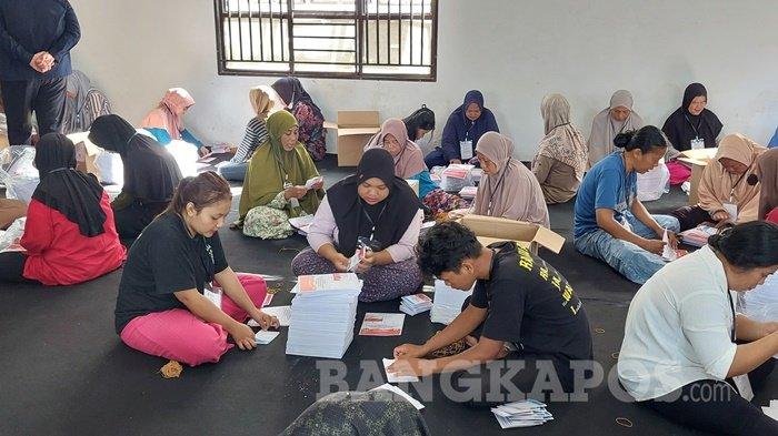 Sejumlah petugas lipat saat melakukan pelipatan surat suara di Gudang Logistik milik KPU Kabupaten Bangka Selatan, Selasa (5/11/2024). Terdapat sebanyak 75 orang petugas lipat yang dikerahkan untuk melipat sebanyak 311.318 surat suara untuk Pilkada 27 November 2024 mendatang. (Bangkapos.com/Cepi Marlianto)
