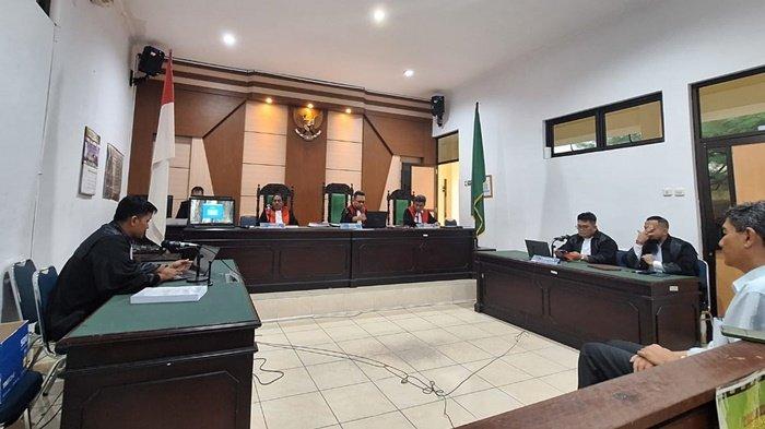 Terdakwa Alwin Albar saat mendengarkan JPU membacakan tuntutan di ruang sidang garuda, Pengadilan Negeri Pangkalpinang, Selasa (05/11/2024).