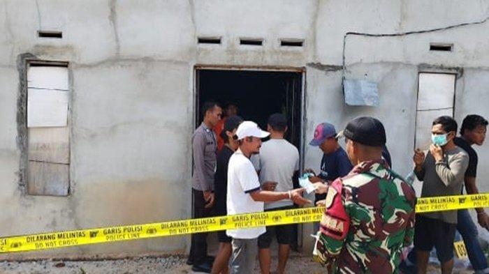 Proses evakuasi mayat perempuan yang ditemukan di Desa Padang, Rabu (13/11/2024).