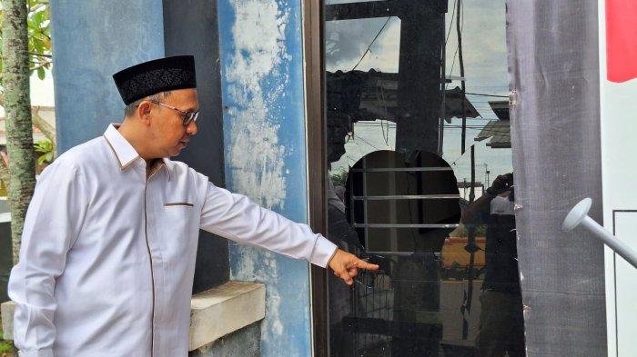 Ketua relawan kotak kosong Eka Mulya, ketika menunjukkan jendela yang rusak karena dirusak orang tidak di kenal di rumah aspirasi kotak kosong Pangkalpinang, Kamis (21/11/2024)